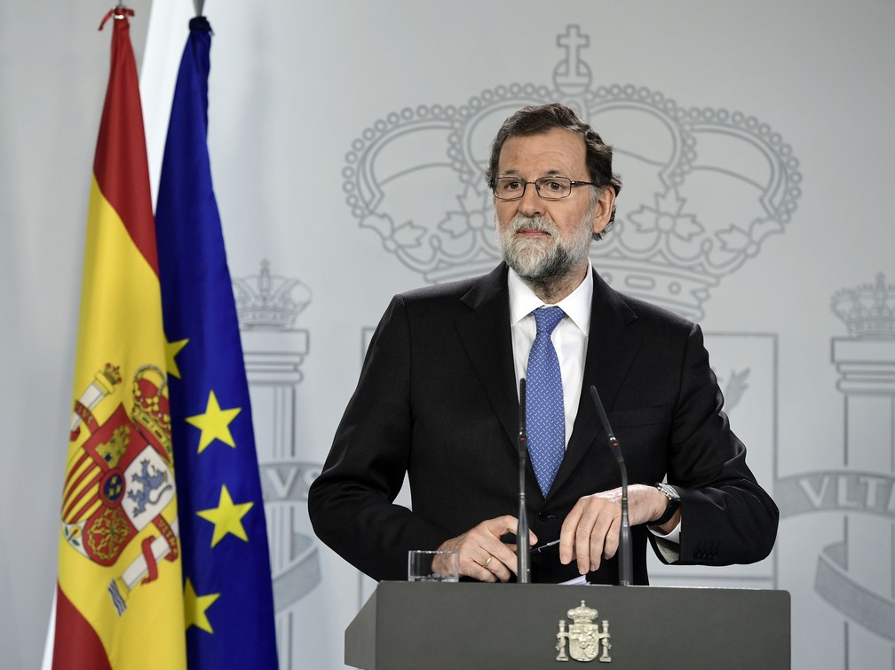 Marian Rajoy fala a jornalistas logo após o Conselho de ministros (Foto: Javier Sorano/AFP)