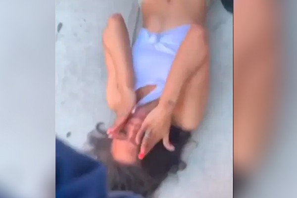Mulher é violentamente agredida por policial nas ruas de Nova York (Foto: reprodução twitter)