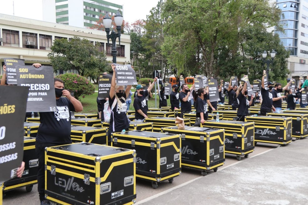 Profissionais de eventos se reuniram para protestar,m em Curitiba, nesta terça-feira (8) — Foto: Franklin de Freita/Divulgação