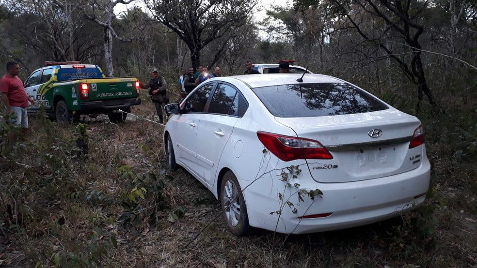 Carro utilizado pelos criminosos foi encontrado na tarde desta segunda-feira (25) — Foto: Genegildo Carvalho