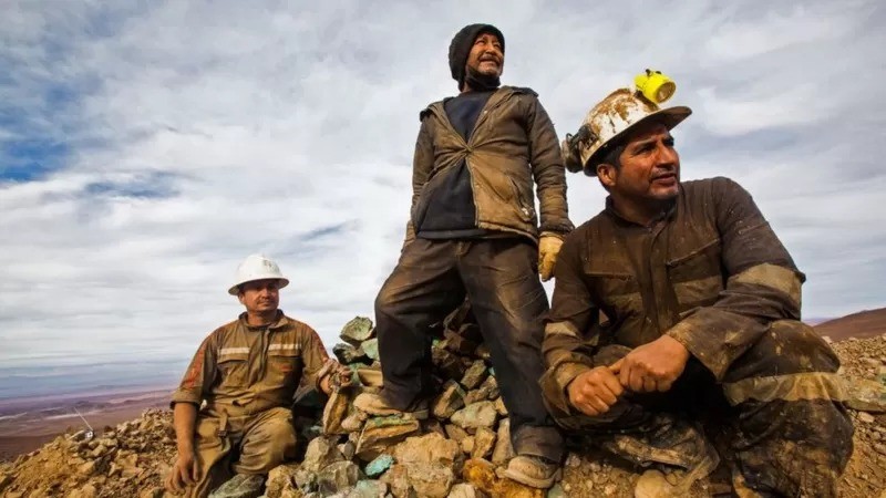 Trabalhadores da mineração de cobre no Chile; rapidez na vacinação coloca o país na dianteira (Foto: Getty Images )