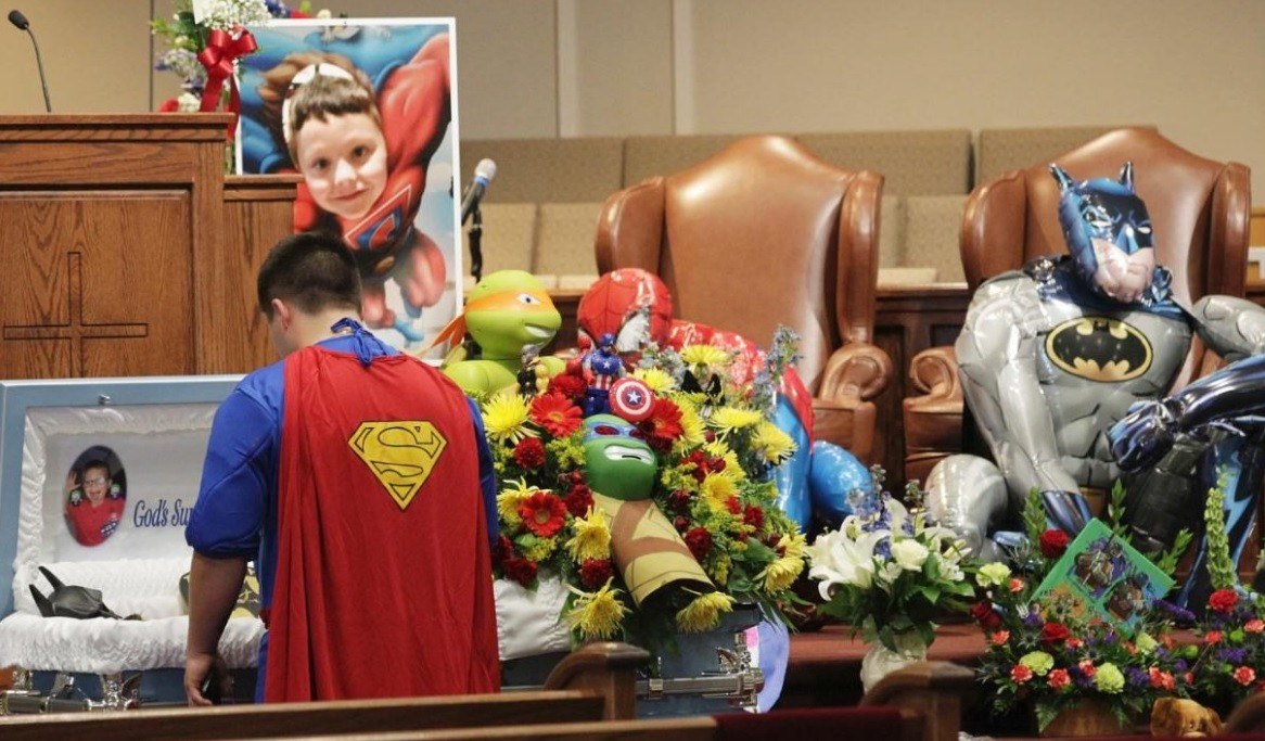 Temática de super-heróis no enterro de criança de 6 anos, vítima de tiroteio na Carolina do Sul (EUA)