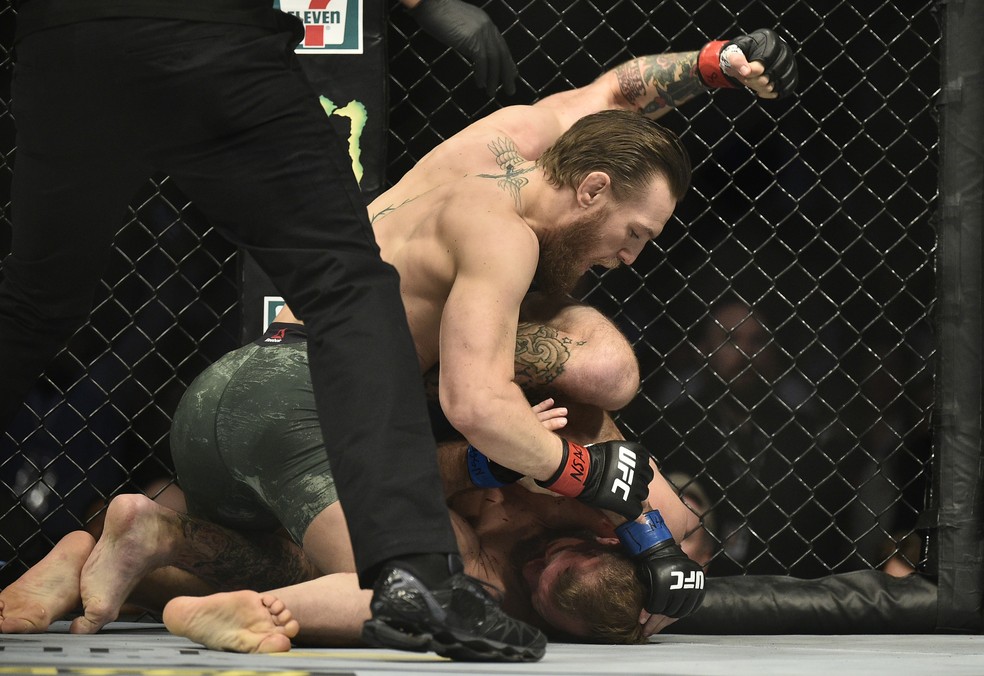 McGregor golpeia Cerrone com precisão cirúrgica — Foto: Getty Images