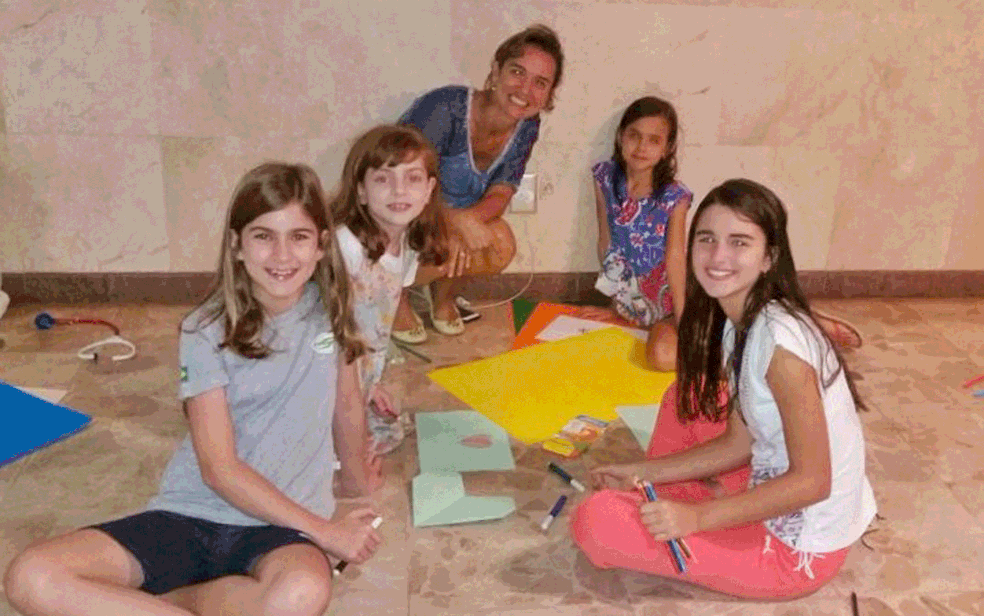Crianças que moram em prédio onde laje desabou em Brasília fazem desenhos e escrevem frases de incentivo (Foto: Marcela Lemgruber/G1)