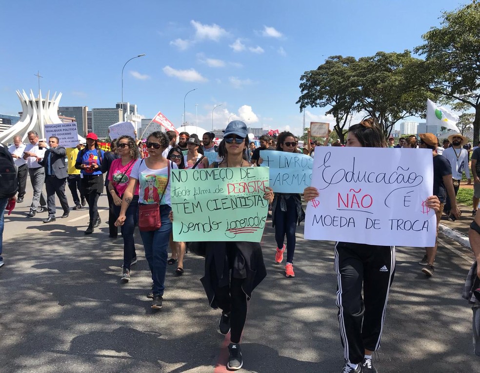 Manifestantes carregam cartazes contra bloqueio de verbas na Educação — Foto: Afonso Ferreira/G1