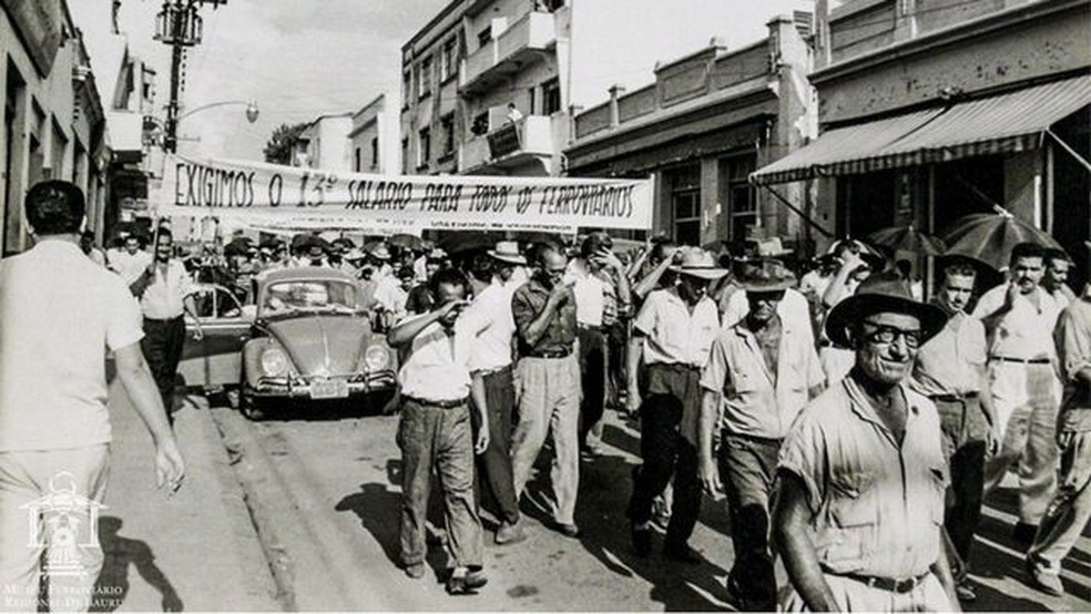 Ferroviários de Bauru (SP) em greve pela gratificação natalina — Foto: ACERVO DO MUSEU FERROVIÁRIO REGIONAL DE BAURU