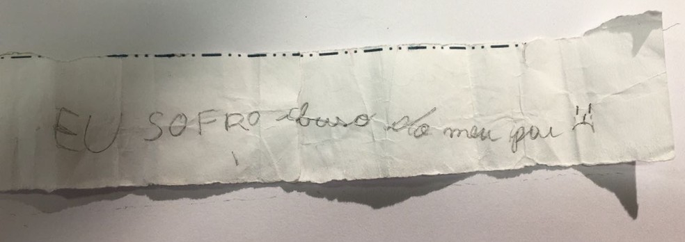 Menina de 11 anos escreveu um bilhete para relatar abusos que sofria do pai em PaulÃ­nia (SP) (Foto: PolÃ­cia Civil)