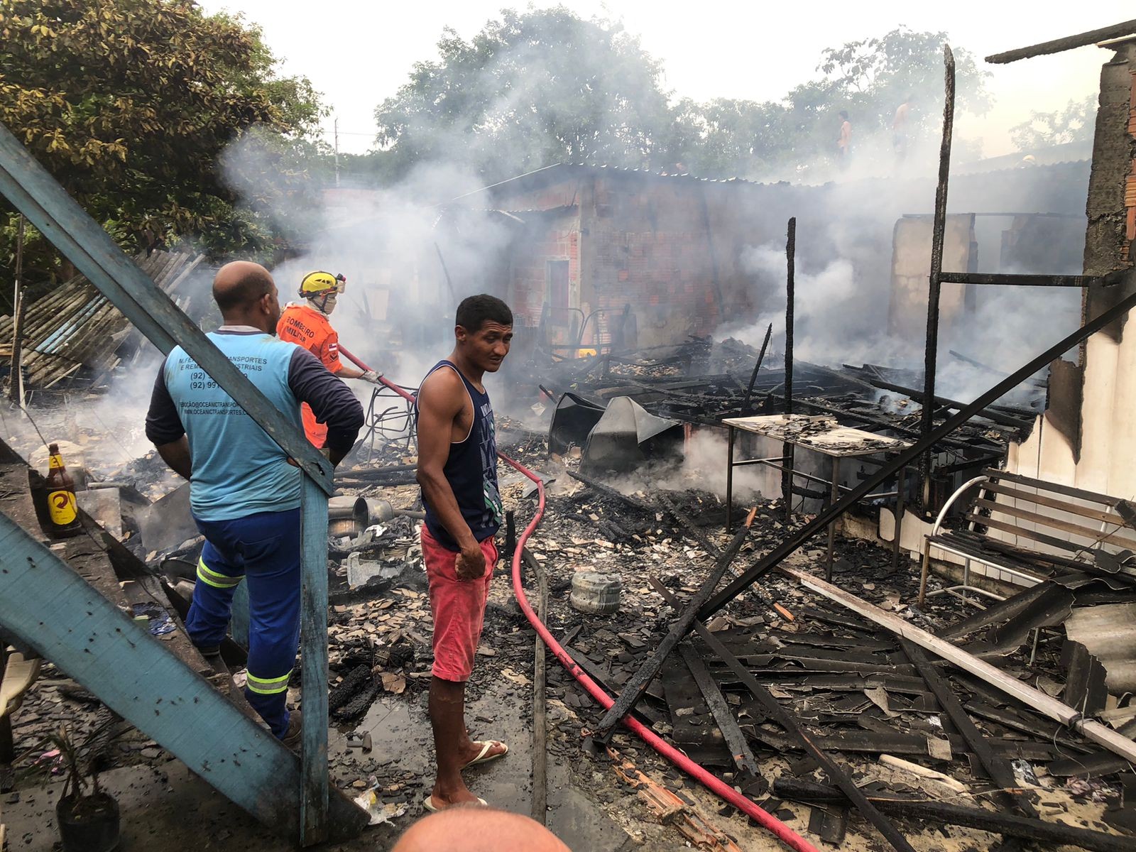 Incêndio destrói duas casas no Distrito Industrial, em Manaus