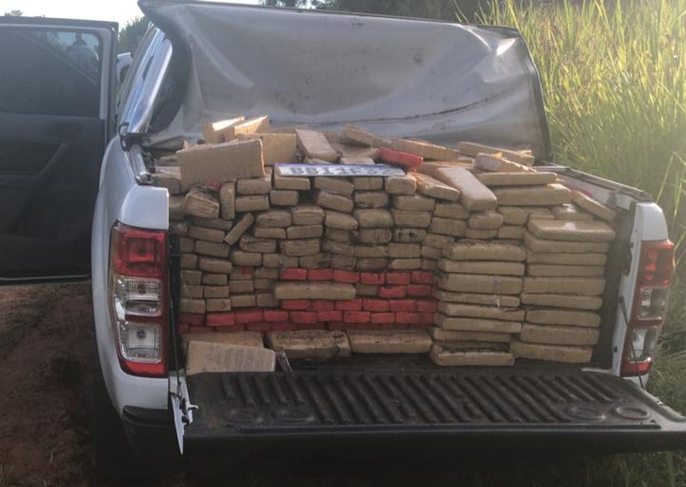 Diversos tabletes de maconha estavam escondidos em carroceria de veículo  — Foto: Arquivo Pessoal 