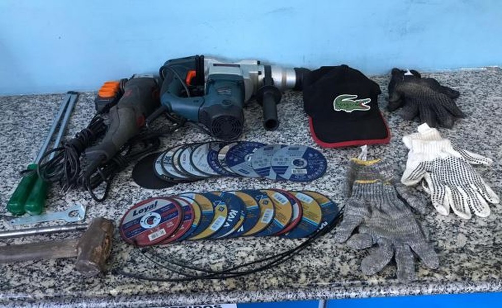 Homens foram presos com materiais utilizados para arrombamento de cofres no Recife — Foto: Polícia Civil/Divulgação
