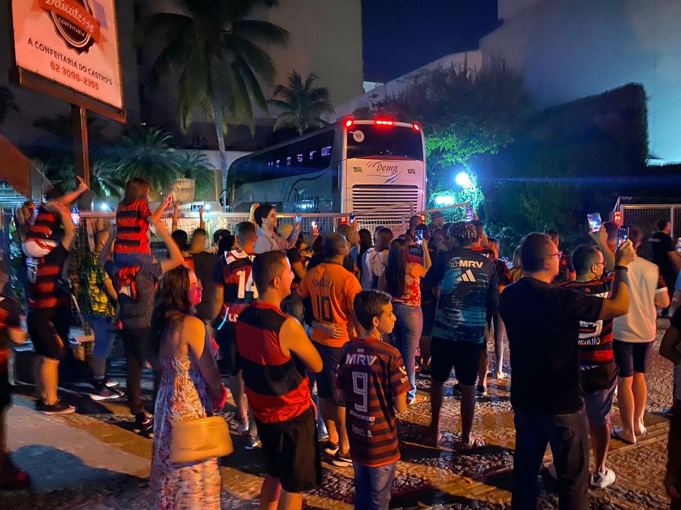 Torcedores rubro-negros receberam delegação no hotel em Goiânia — Foto: Cahê Mota