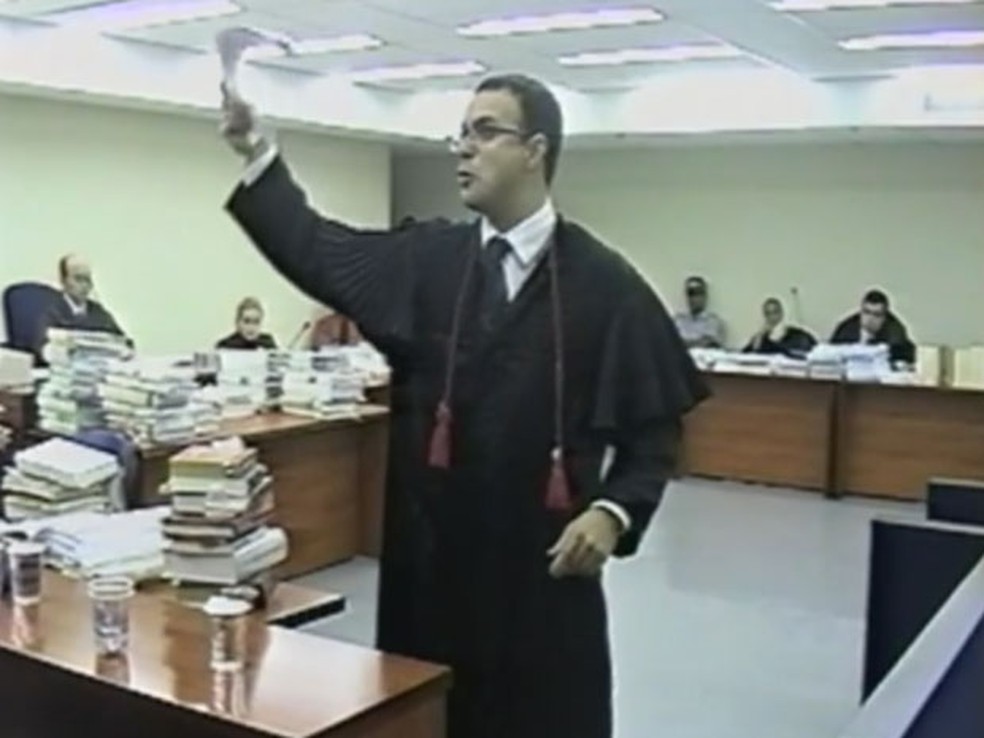 Da esquerda para a direita: juiz, promotor e advogados de defesa de Francisco de Assis Pereira (Foto: Reprodução/Divulgação procurador Edílson Mougenot Bonfim)