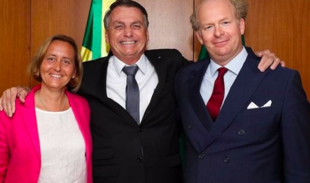 O presidente Jair Bolsonaro abraça a deputada alemã Beatrix von Storch e o marido dela, Sven von Storch