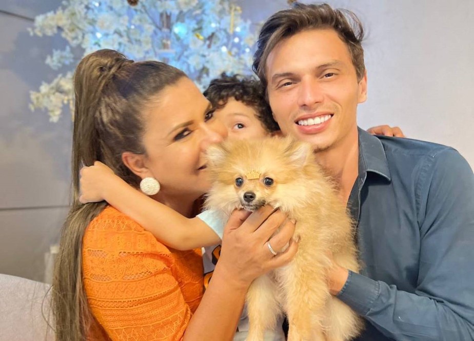 Mara Maravilha e o marido, Gabriel Torres, com o filho, Miguel Benjamim, e o cachorro, Aleluia