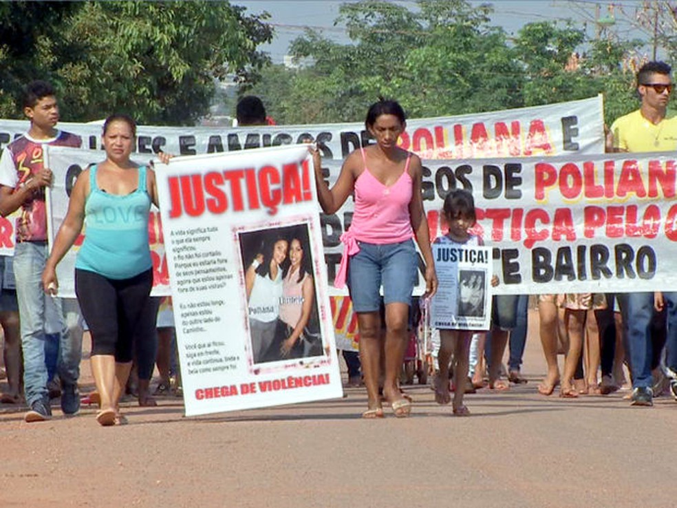 Mãe e familiares das adolescentes fizeram uma passeata à época — Foto: Reprodução/ TVCA