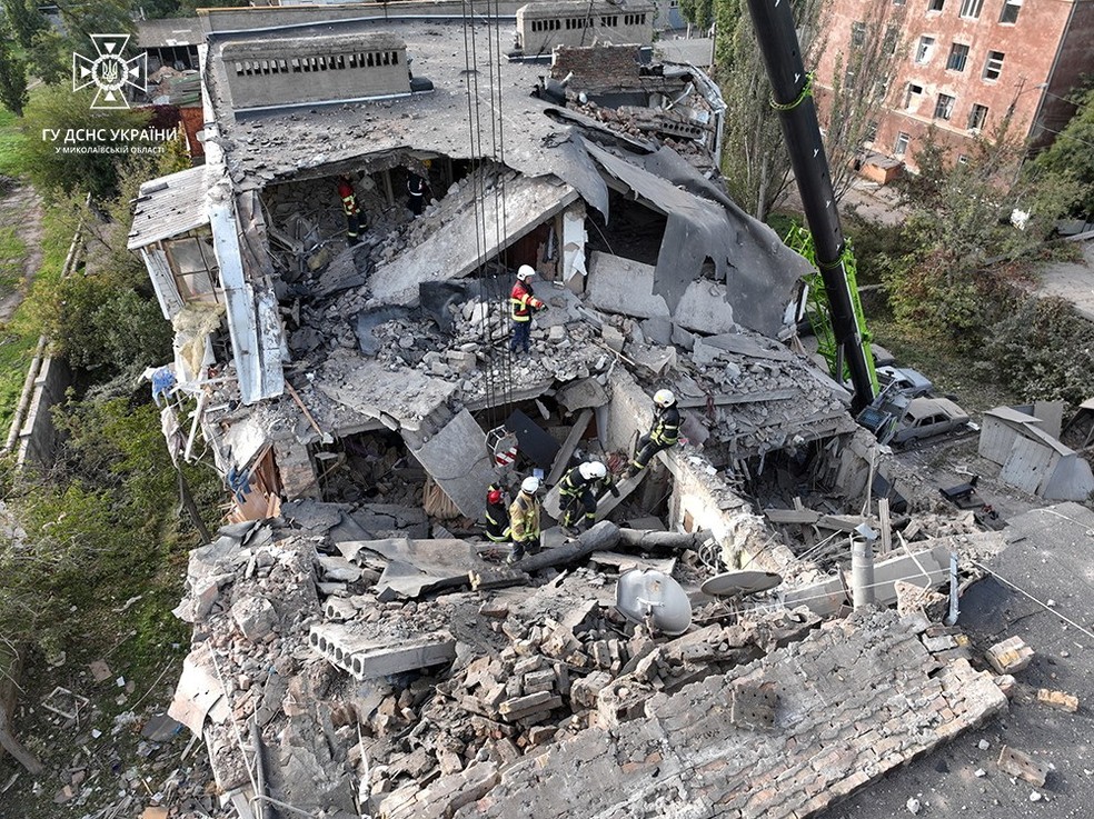 Bombeiros trabalham em prédio residencial destruído durante ataque da Rússia em Mykolaiv — Foto: State Emergency Service of Ukraine/Handout via REUTERS