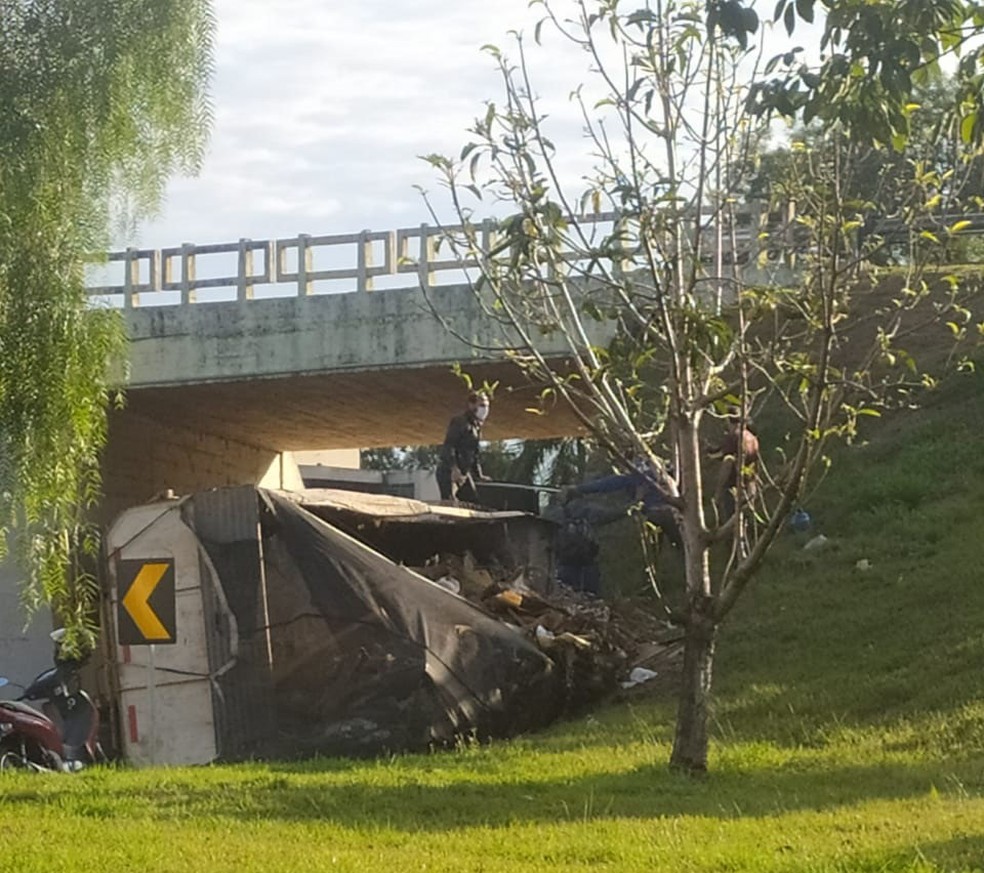 Caminhão da Prefeitura tombou no trevo de acesso a Adamantina — Foto: Cedida