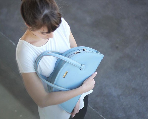 As bolsas da Orna são todas feitas à mão sob o conceito de slow fashion (Foto: Reprodução/Instagram)