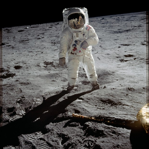 Foto de Buzz Aldrin, tirada por Neil Armstrong tirou esta fotografia com uma câmera de superfície lunar de 70mm. Enquanto os astronautas Armstrong e Aldrin exploraram a região do Mar da Tranquilidade da Lua, Michael Collin permaneceu na nave.  (Foto: NASA)