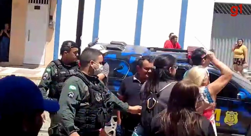Polícia Militar tentar conter confusão entre vereador e prefeito de Pedra Branca, no Ceará. — Foto: Reprodução