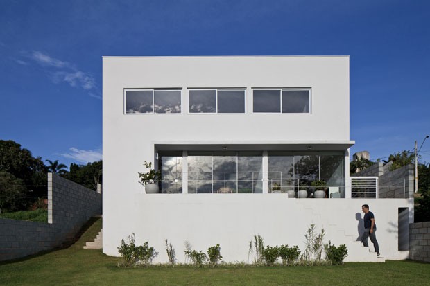Casa-terraço aproveita declive e se integra à natureza (Foto: Leonardo Finotti Architectural P)