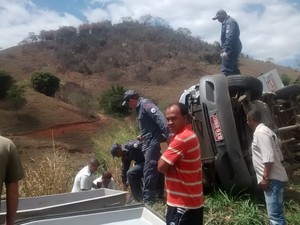 Três ocupantes da van morreram e outros dois estão no hospital de Caratinga (Foto: Patrícia Belo / G1)