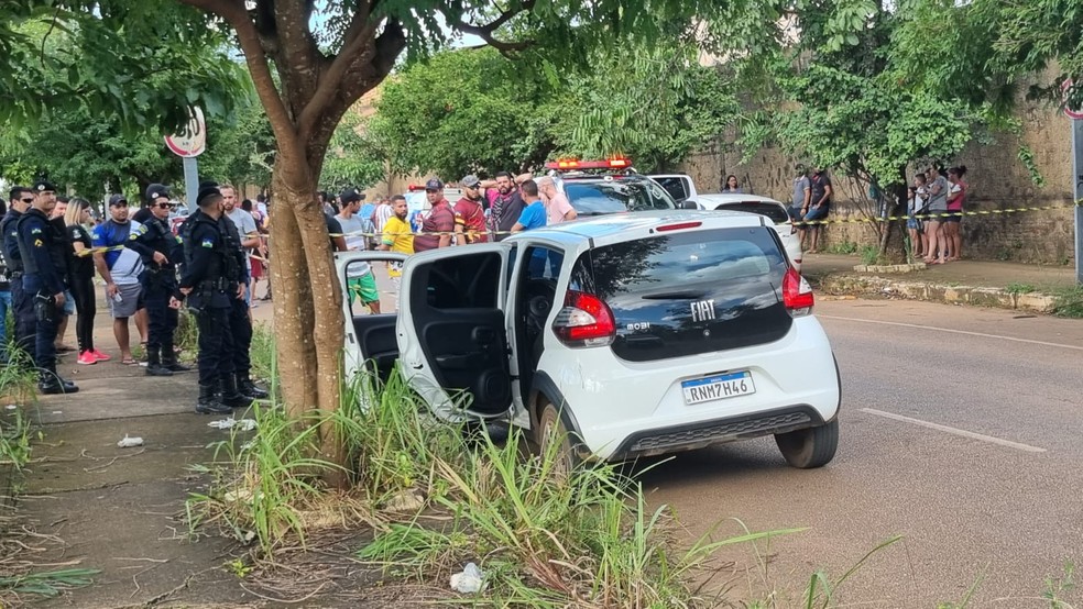 Motorista estacionou debaixo de uma árvore após corrida no Morar Melhor — Foto: Armando Júnior/Rede Amazônica