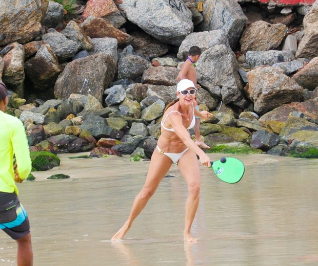 Fernanda Venturini joga frescobol em praia carioca (Foto: Francisco Silva/AgNews)