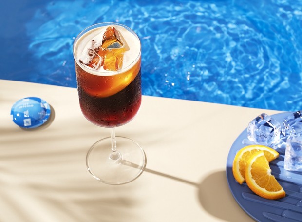 O drinque Ice Intenso Coffee Spritz combina com um dia quente na piscina (Foto: Nespresso / Divulgação)