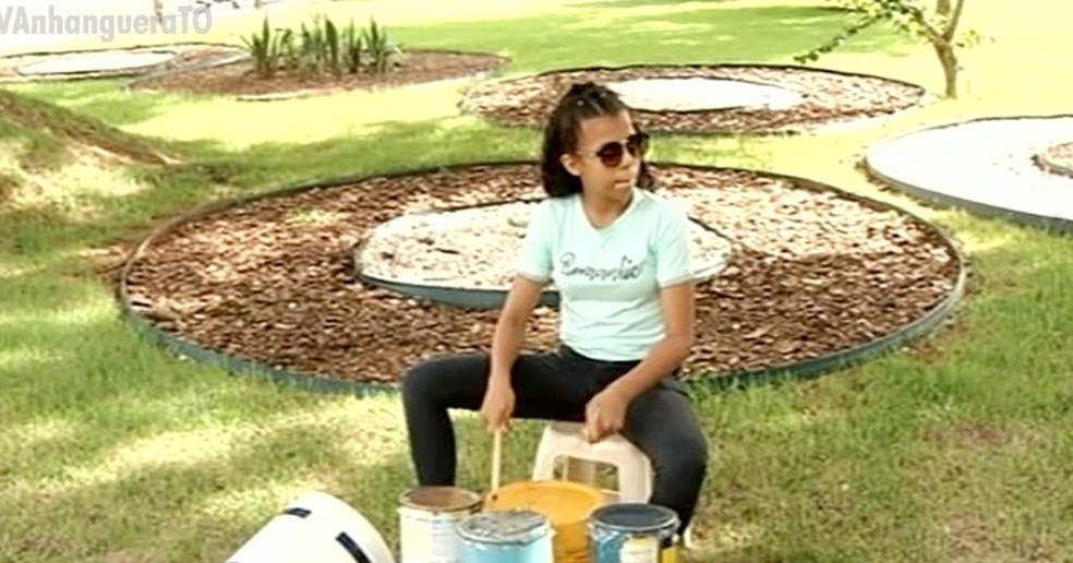 Pâmela usava latas e panelas para fazer instrumento musical — Foto: Reprodução/TV Anhanguera