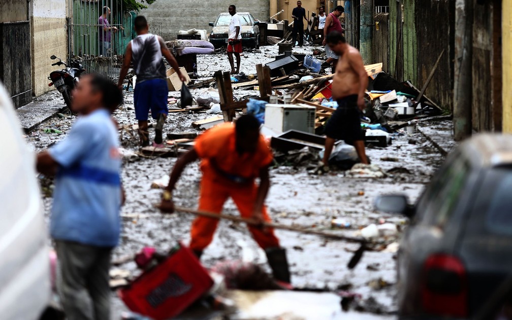 Estragos causados pela chuva no bairro de Higienópolis, na zona norte do Rio de Janeiro, nesta quinta-feira (15) (Foto: Fábio Motta/Estadão Conteúdo)