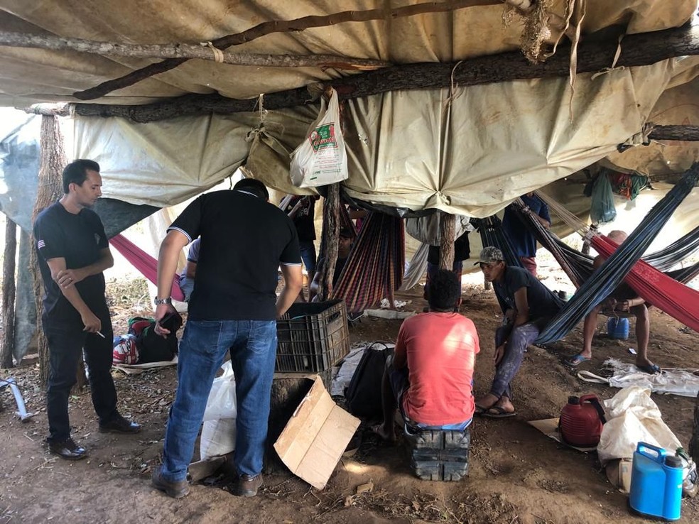 Vinte e seis trabalhadores são resgatados de condição análoga à de escravo no interior do Maranhão — Foto: Divulgação/Polícia Civil do Maranhão