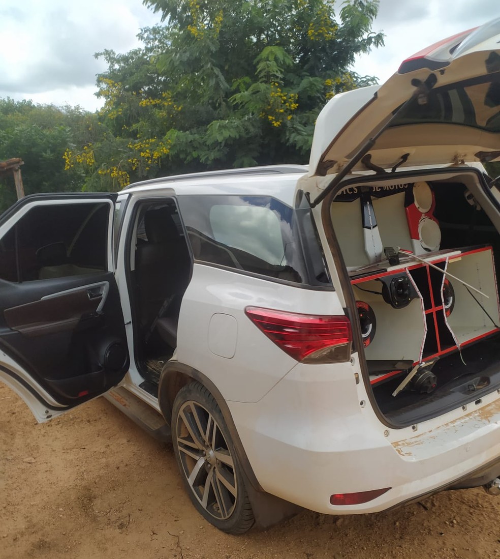 Veículo do empresário, que havia sido roubado, também foi encontrado pela polícia — Foto: Divulgação/PM