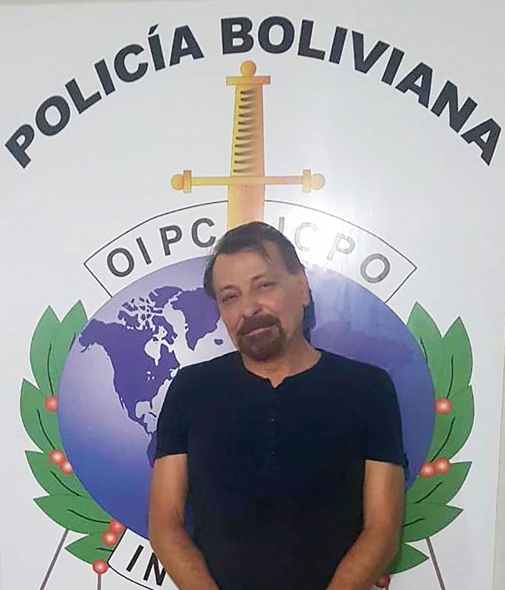 Foto mostra italiano Cesare Battisti após ser preso na Bolívia  — Foto: Bolivian Police / AFP