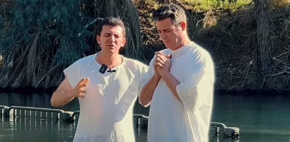 Celso Portiolli é batizado no rio Jordão, em Israel
