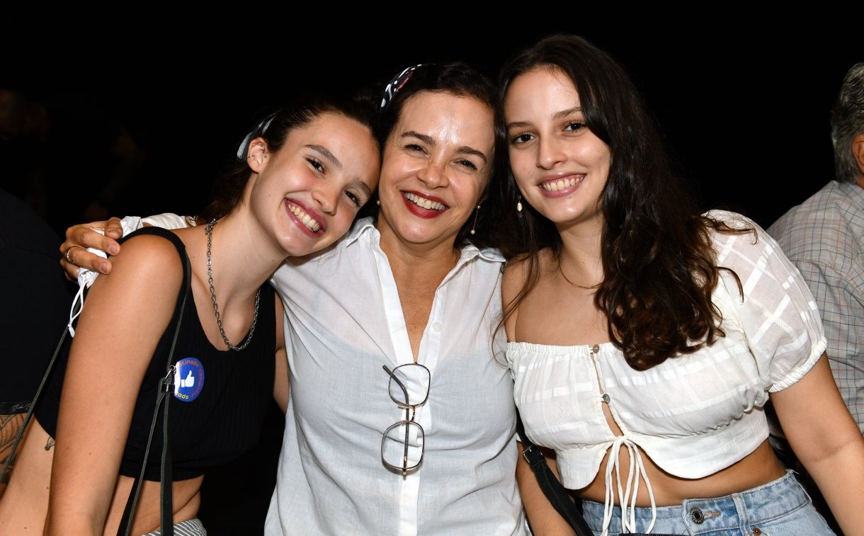 Luciana Braga com as filhas Isabel e Laura (Foto: Cristina Granato/Divulgação)