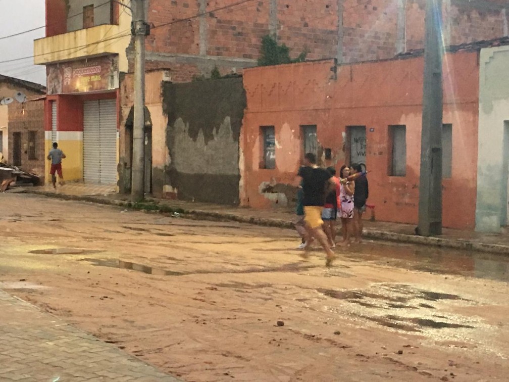 Moradores de Coronel JoÃ£o SÃ¡ correm apÃ³s alerta de evacuaÃ§Ã£o â Foto: Alan Tiago Alves/G1