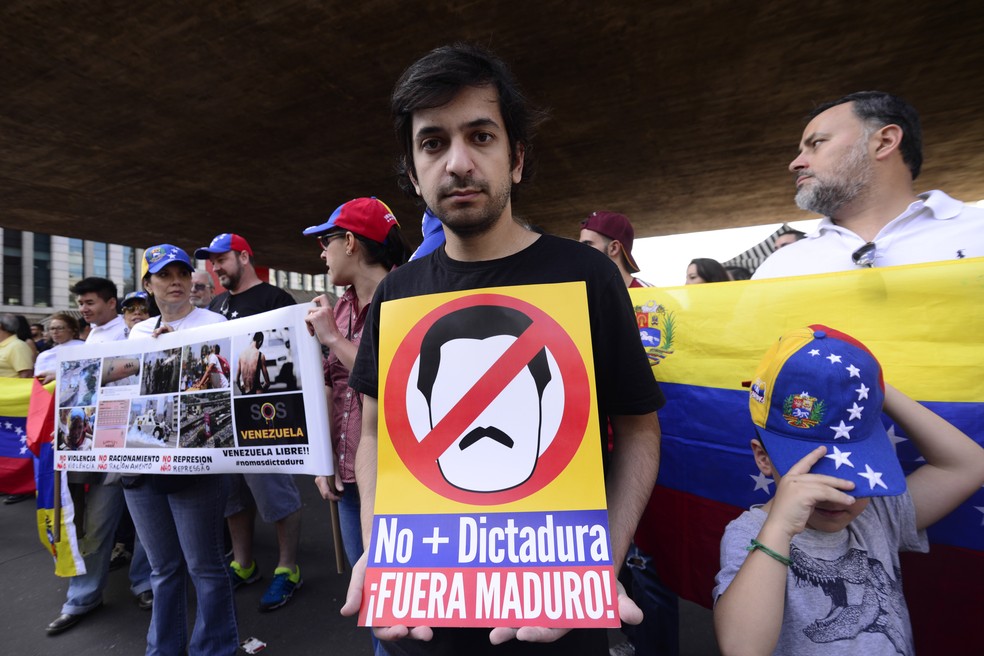 Venezuelanos que moram no Brasil e manifestantes contrários ao governo do presidente venezuelano Nicolás Maduro protestam no vão livre do Masp (Foto: Cris Fraga/Fox Press Photo/Estadão Conteúdo)