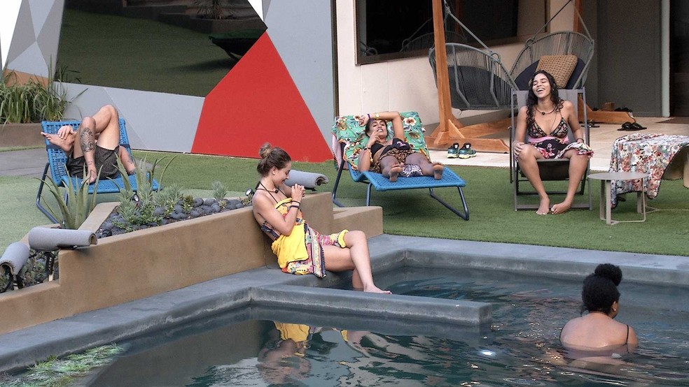 Brothers Se Animam Com Musica Que Toca Na Area Externa Da Casa Casa Bbb Gshow