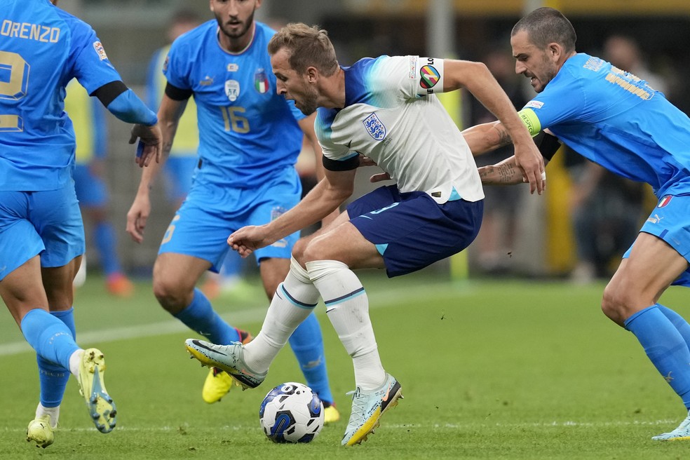 Atacante inglês Harry Kane durante jogo contra a Itália utilizando a braçadeira "OneLove" — Foto: Antonio Calanni/AP