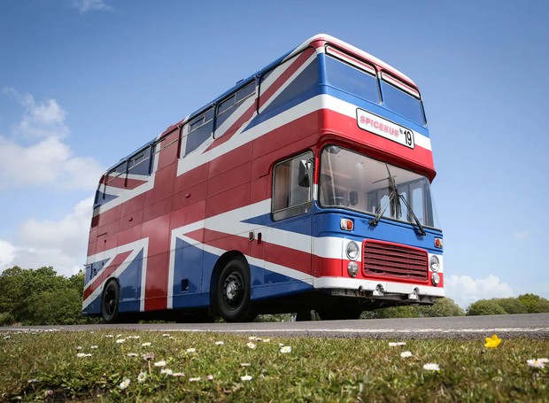 O ônibus das Spice Girls, que apareceu no filme Spice World, em 1997, agora é uma estadia disponível no Airbnb (Foto: Airbnb/ Reprodução)
