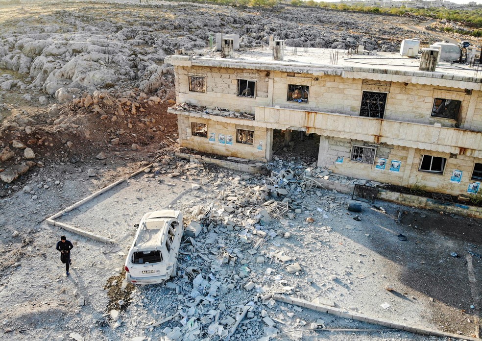 Foto aérea mostra um hospital atingido por um ataque aéreo na vila de Shinan, cerca de 30 km a sul de Idlib, na Síria — Foto: Omar Haj Kadour/AFP