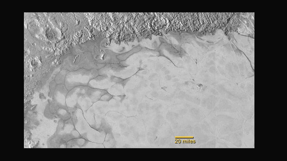 Geleiras flutuantes na superfície de Plutão (Foto: NASA)