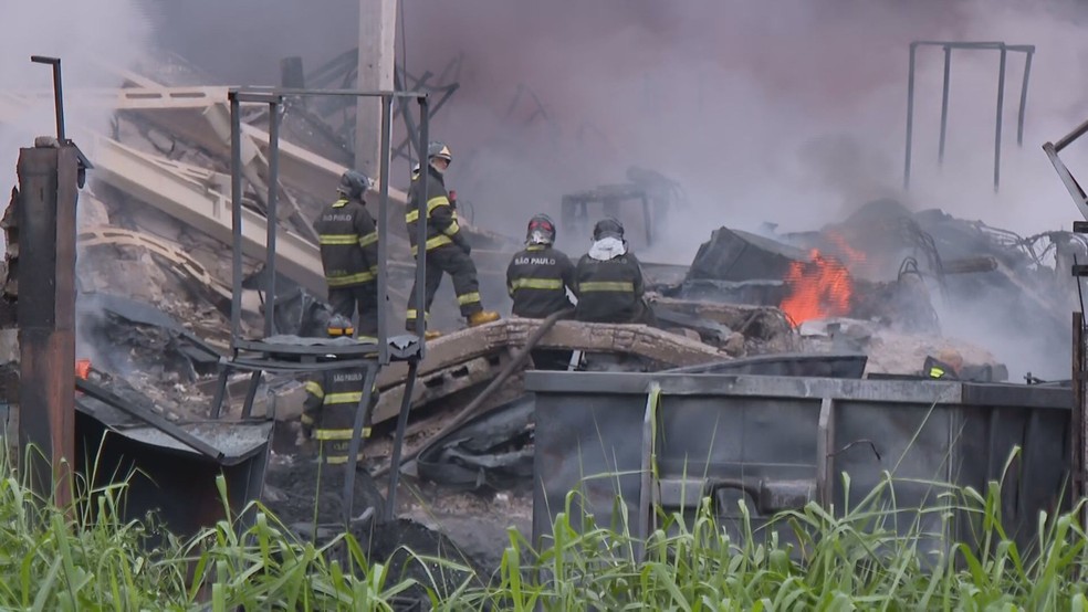 Bombeiros atuam em incêndio em Guarulhos  — Foto: Reprodução/TV Globo