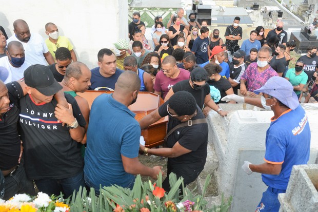 0315dsc_0315_jh2020norj_03152020101920201019 Fotos: Neguinho da Beija-Flor é amparado no enterro do neto e seu desespero leva internet as lágrimas