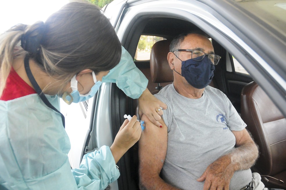 Idoso recebe vacina contra Covid-19 em posto drive-thru no DF — Foto: Geovana Albuquerque/Agência Saúde-DF