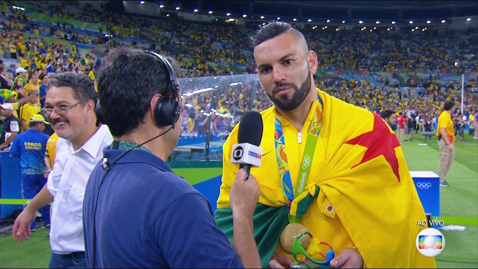 Weverton, goleiro acreno com a medalha de ouro &mdash; Foto: Reprodu&ccedil;&atilde;o/Rede Globo
