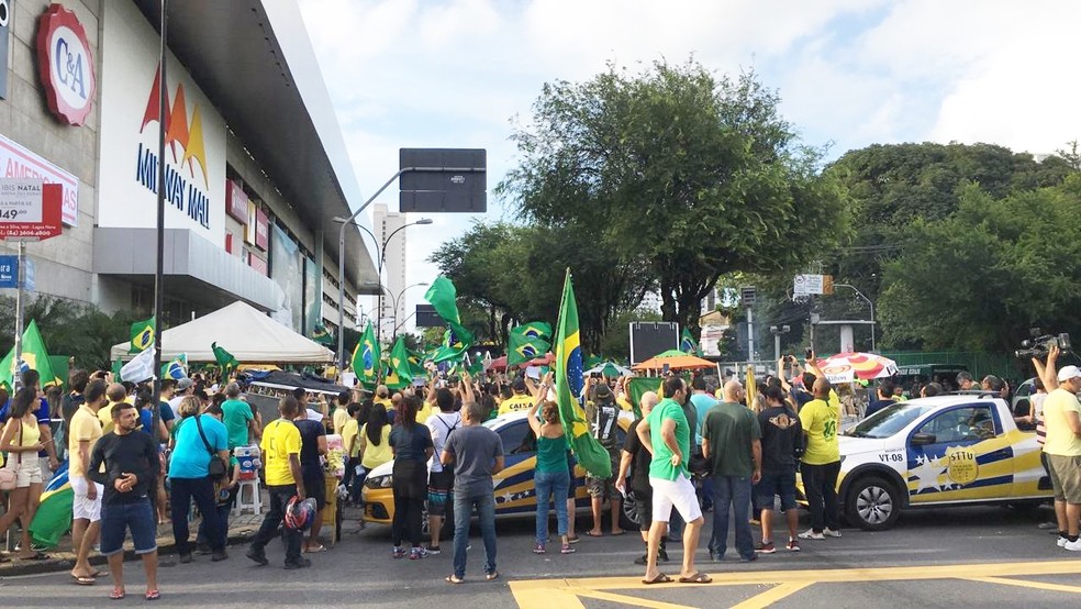 NATAL, 16h30: manifestantes fecham o cruzamento das avenidas Salgado Filho e Bernardo Vieira, em frente ao Midway Mall — Foto: Heloísa Guimarães/Inter TV Cabugi