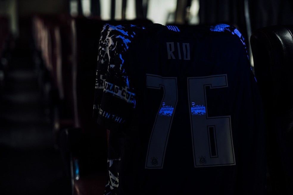 Detalhe da nova camisa do Corinthians em luz negra — Foto: Divulgação/Nike