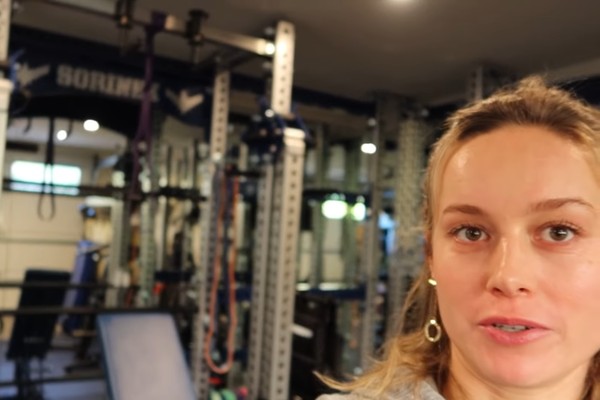 A atriz Brie Larson no vídeo em que mostra a academia instalada em sua casa (Foto: YouTube)